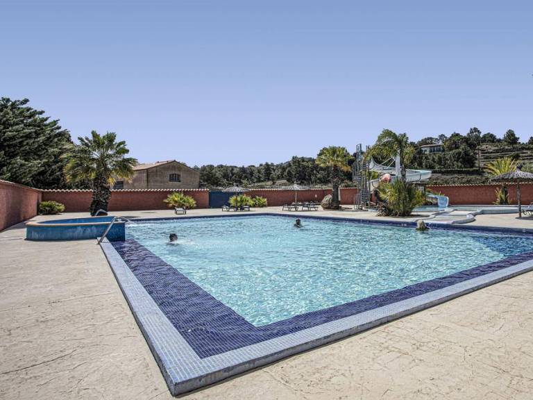 Children-friendly mobile home with patio & pool | Pet-friendly — photo 2