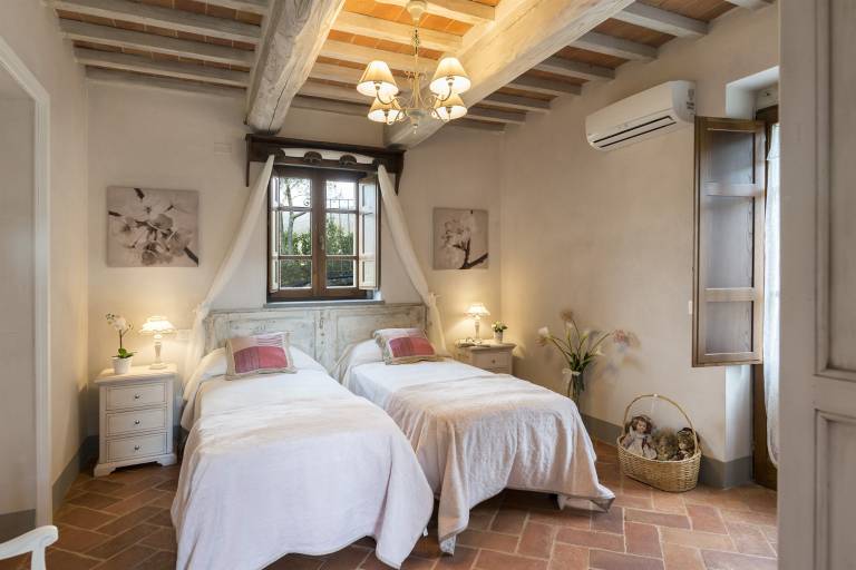 Fully equipped villa with patio, barbecue & private pool | Perfect for remote work | Dogs allowed — photo 2