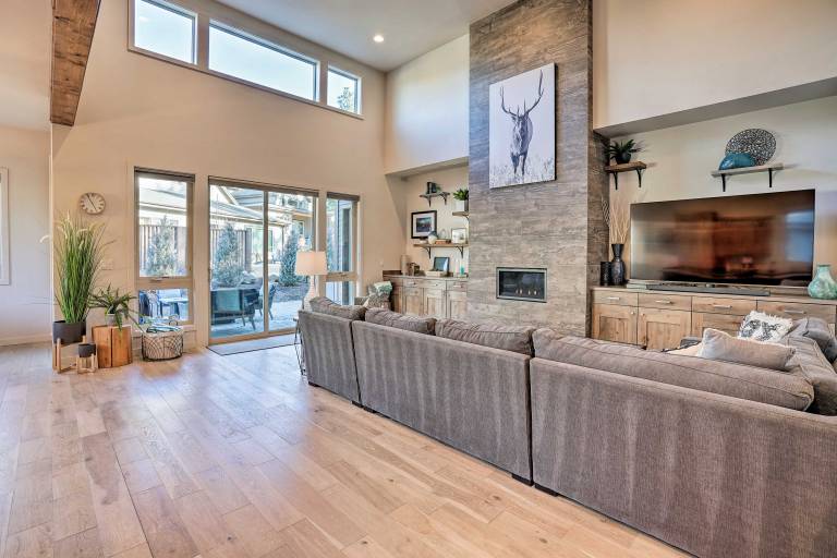 Luxury Mt Bachelor Retreat w/ Hot Tub & Patio — photo 5