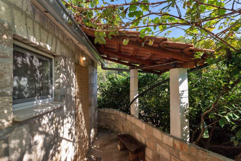 Rental apartment with BBQ, patio & garden | Garden view — photo 3