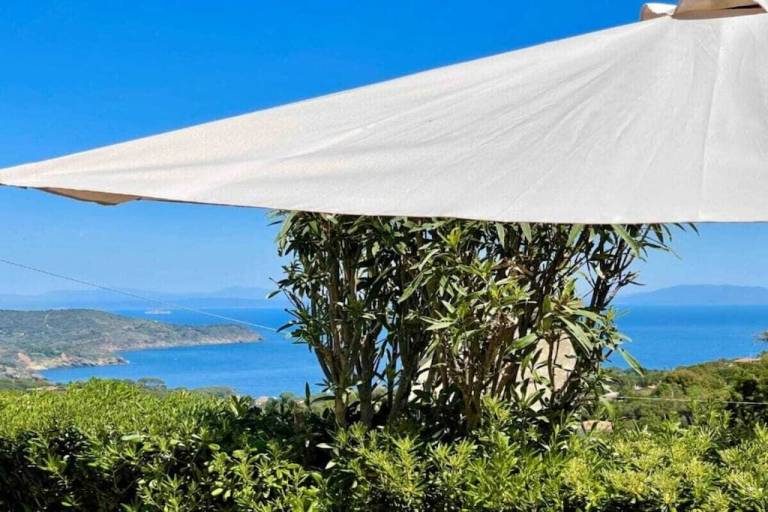 Vacation home with yard in Capoliveri