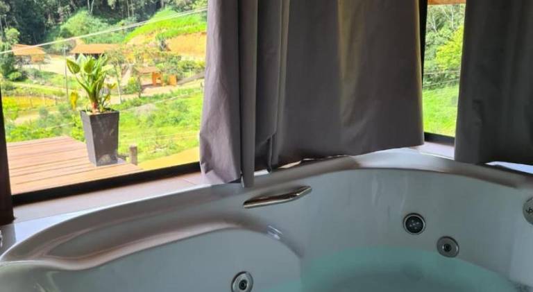 Charming lodge with hot tub | Pets allowed — photo 3