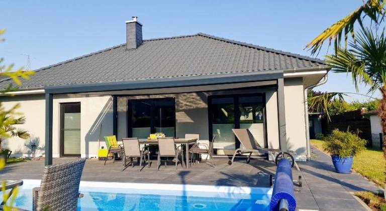 Holiday apartment with BBQ, yard & pool in Giessen