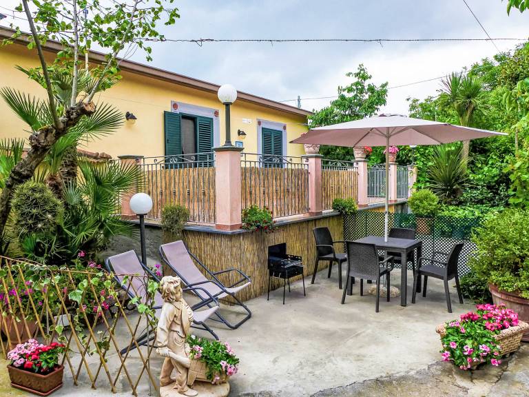 House with patio, yard & grill — photo 2