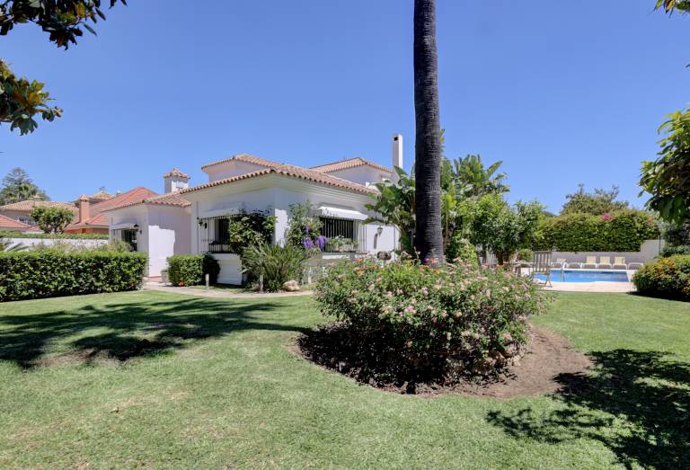Villa with terrace, yard & private pool | Garden view — photo 4