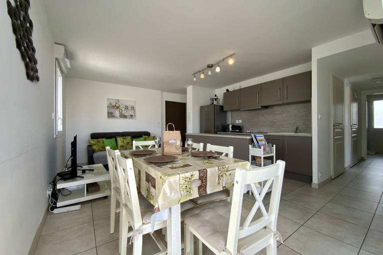 Apartment with patio — photo 5