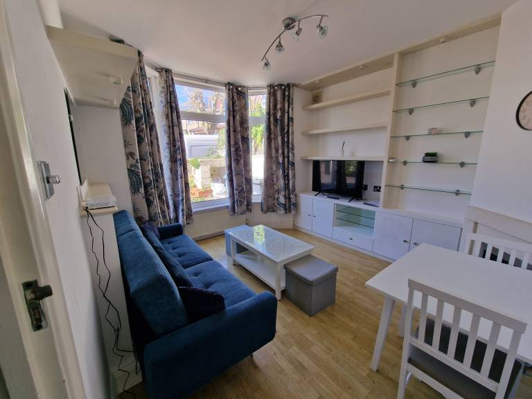 Comfy One Bed by Alexander Park
