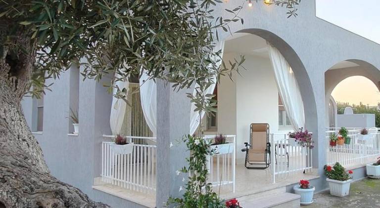 Apartment with yard & grill in Fasano