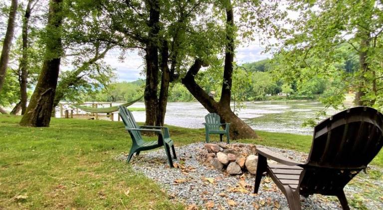 Vacation home with jacuzzi in Shenandoah, MD