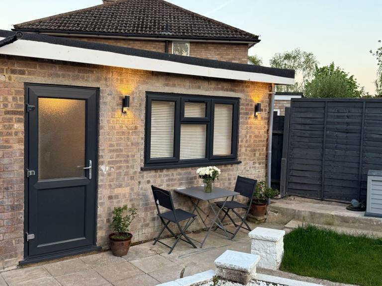 Brand New Renovated Free Parking Garden SmartTV