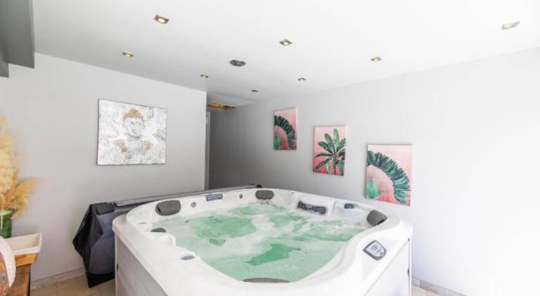 Serviced apartment with hot tub, patio & pool — photo 5