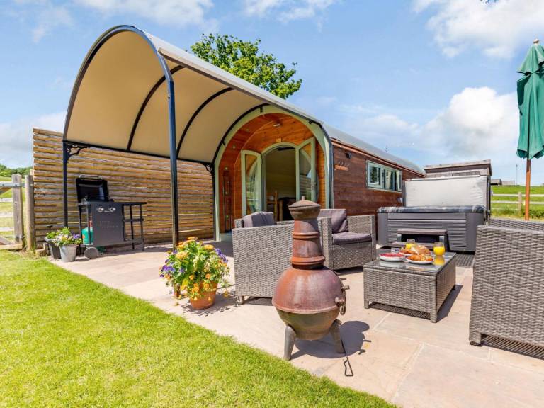 Camping with yard & hot tub | Water view in Hereford