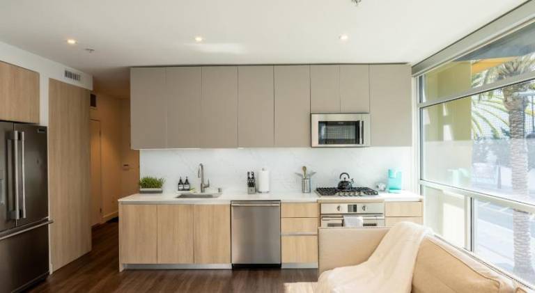 Stylish Condo By The Beach — photo 5