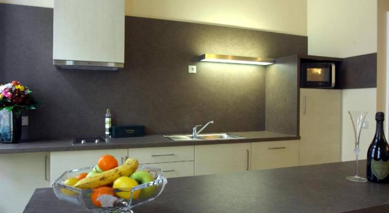 Serviced apartment with patio — photo 5