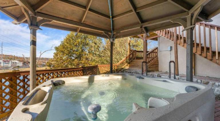 House with pool — photo 4
