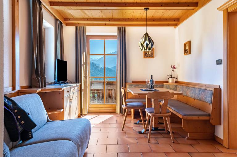 Apartment Häuslerhof Pinus with Mountain View, Balcony & Wi-Fi in Monguelfo