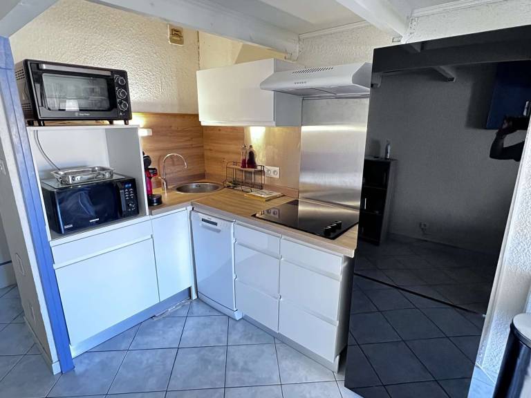Mezzanine Studio with Pool, AC, Parking and Washing Machine - Near the Beach — photo 5
