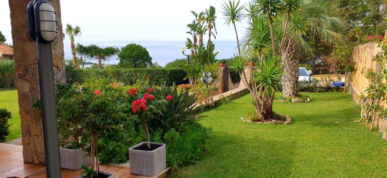 Lovely villa with yard, pool & grill | Sea view | Pets are welcome — photo 5