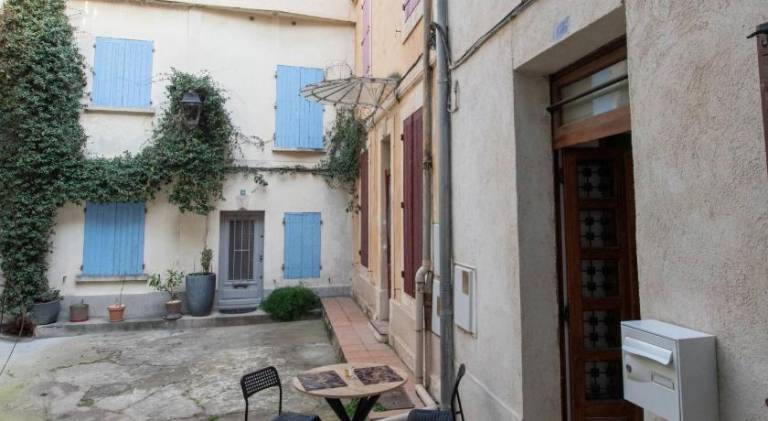Vacation home with patio in Arles