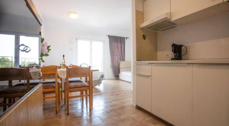 Serviced apartment with pool, hot tub & patio | Pet-friendly — photo 2