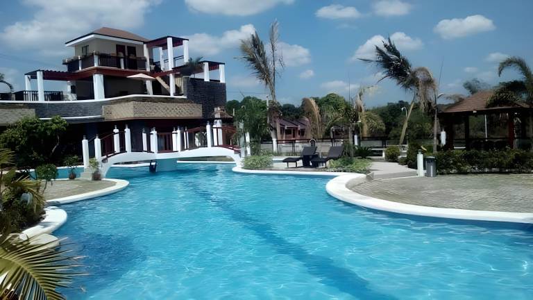 Vacation home with pool in Angeles City