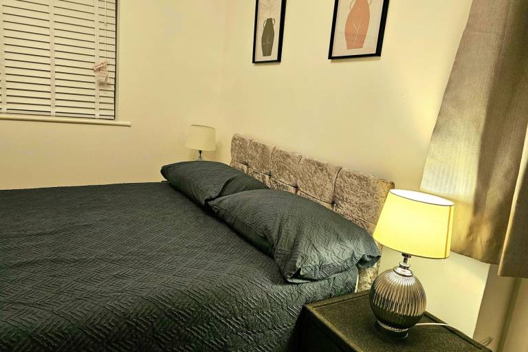 Charming 1 Bedroom Apartment in Bridgend