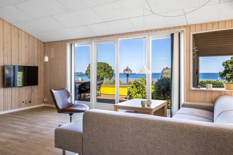 Children-friendly vacation home with yard, patio & BBQ | Sea view | Beach nearby | Pet-friendly — photo 5