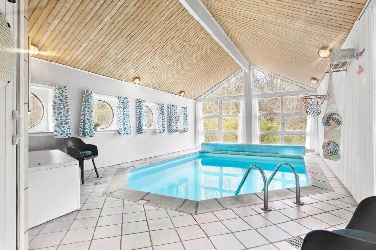 Vacation home with pool, hot tub & sauna — photo 4