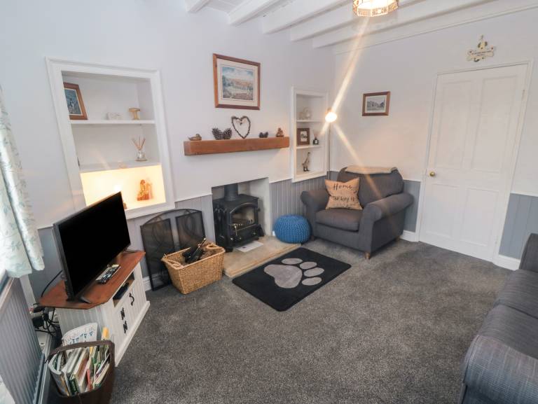 Cottage with garden — photo 2