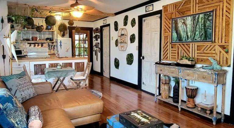 Vacation home with jacuzzi in Tampa, FL