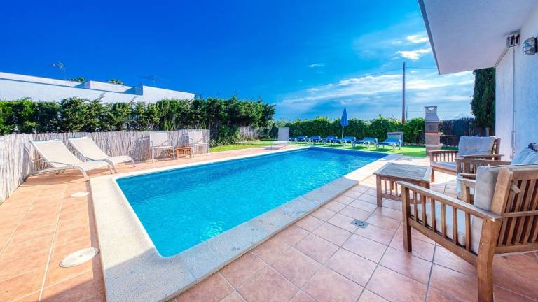 Villa with private pool, garden & barbeque | Garden view — photo 2