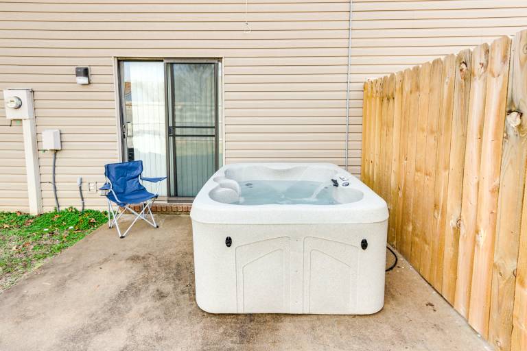 3 Mi to Campus: Fayetteville Home w/ Hot Tub! — photo 3