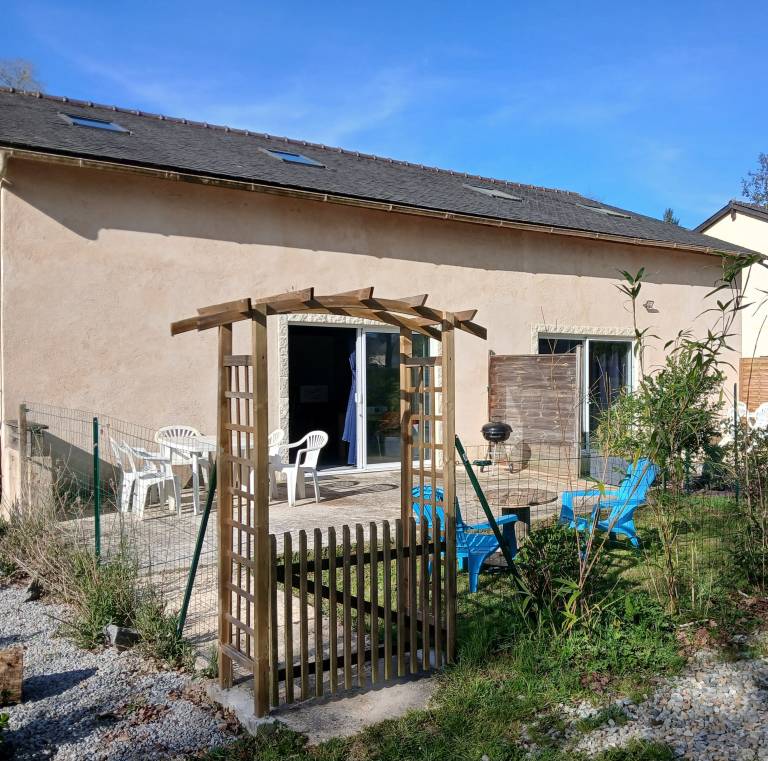 Gîte de l'hivet - "L'Hortensia" with Private Terrace in Pontivy