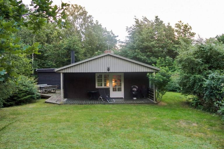 Vacation home with barbeque, terrace & yard — photo 3