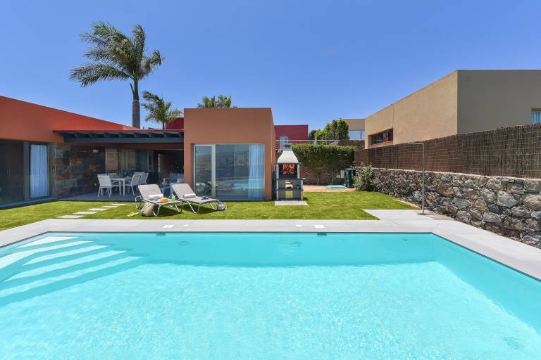 Villa with BBQ, private pool & patio — photo 4