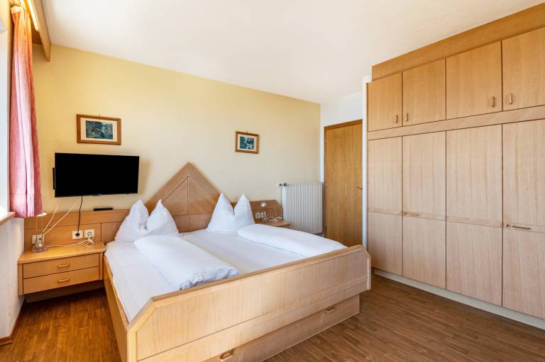 Inviting Eisacktal Apartment with Mountain Views, Terrace & Prime Location in Meransen — photo 4