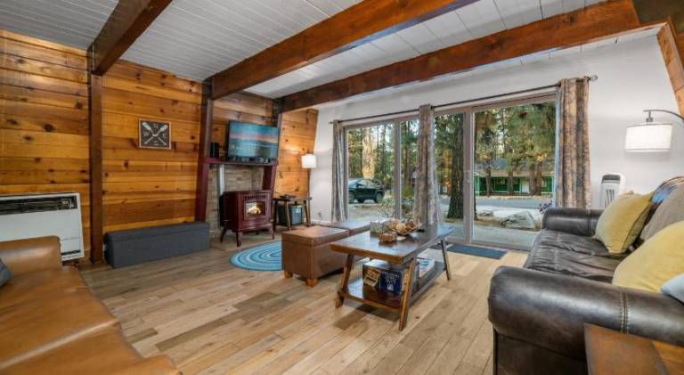 Vacation home with yard, barbecue & patio — photo 2