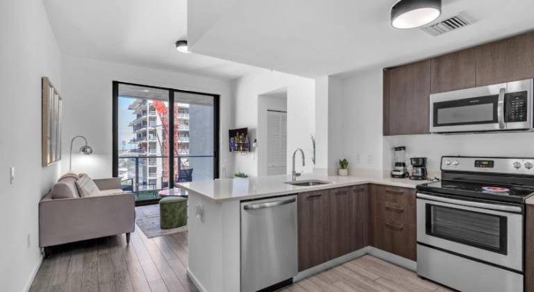 Beautiful rental apartment with jacuzzi & pool | Close to Bayside Marketplace | Perfect for remote work | Pet-friendly — photo 3