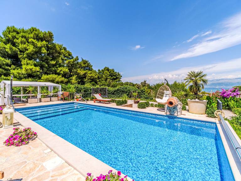 Fully equipped vacation home with private pool, patio & hot tub | Sea view | Beach nearby | Pet-friendly — photo 2
