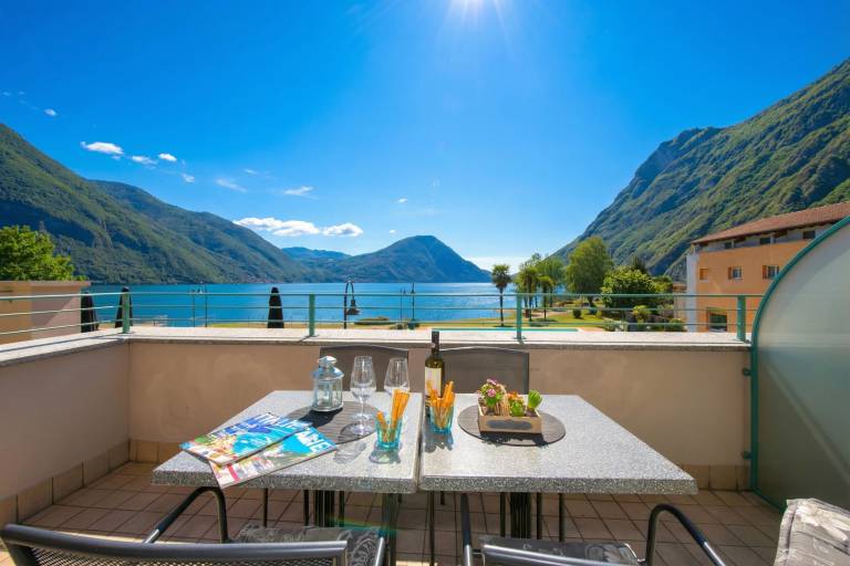 Children-friendly holiday apartment with patio | Water view | Close to the beach | Pets allowed in Porlezza