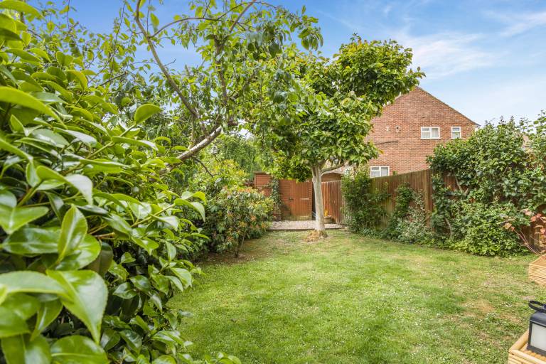 Cottage with barbeque & garden | City view — photo 2