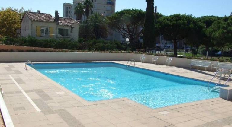 Apartment with pool — photo 3