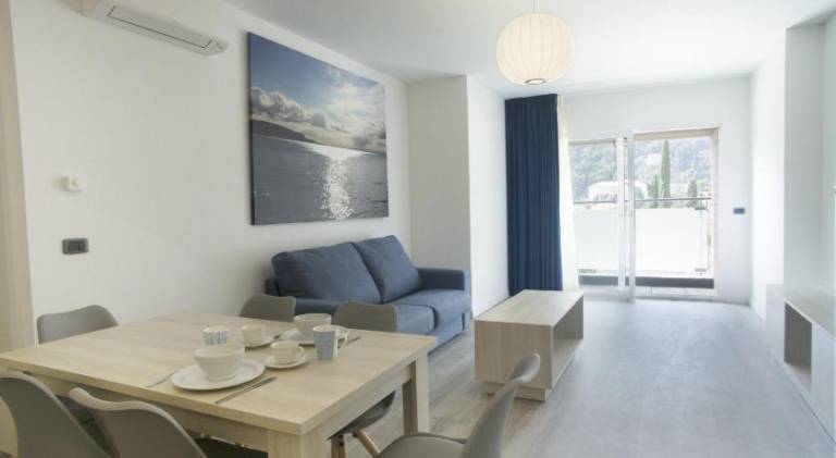 Serviced apartment with patio, yard & pool | Beach nearby | Dogs allowed — photo 2