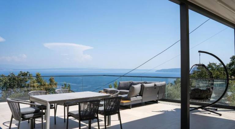 Holiday apartment with pool, patio & garden — photo 3