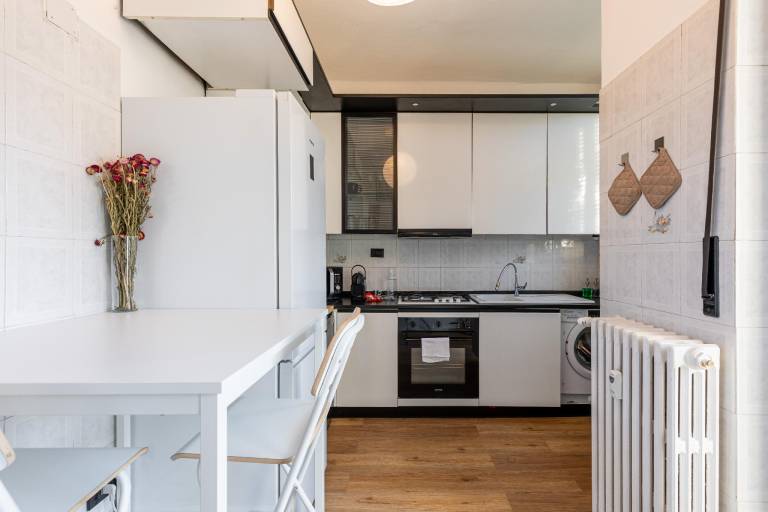 Family Friendly & Spacious w Balcony near Metro — photo 3