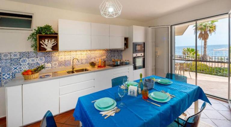 Holiday apartment with terrace & yard — photo 4
