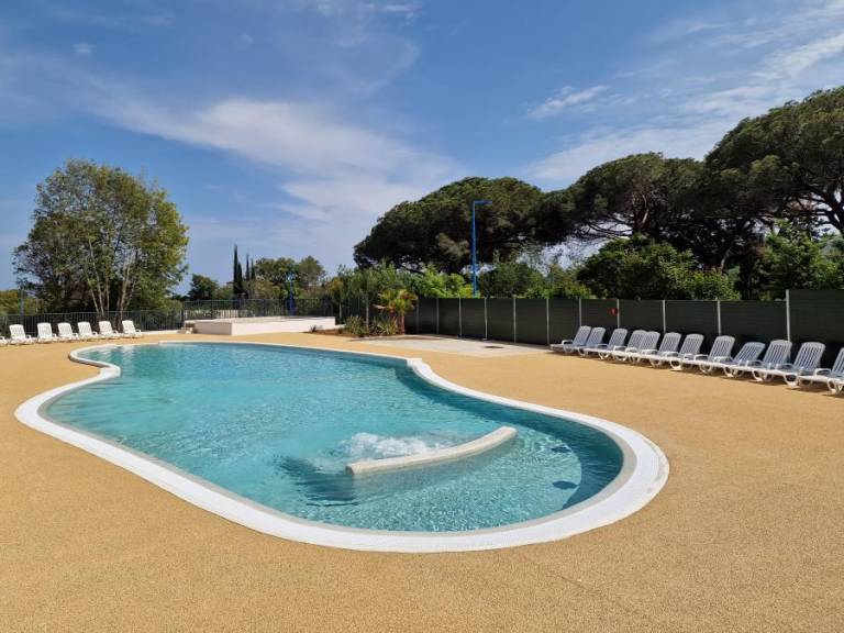 Mobile home with heated pool & patio — photo 2