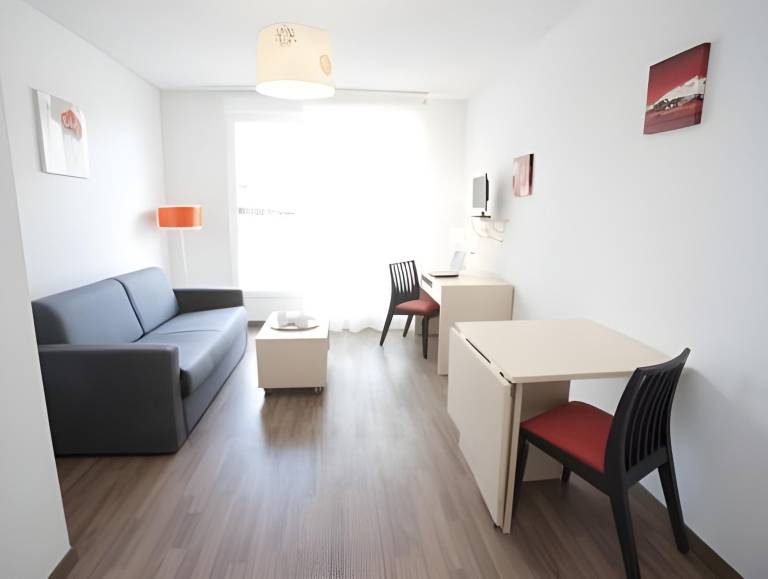 Serviced apartment with patio in Toulouse