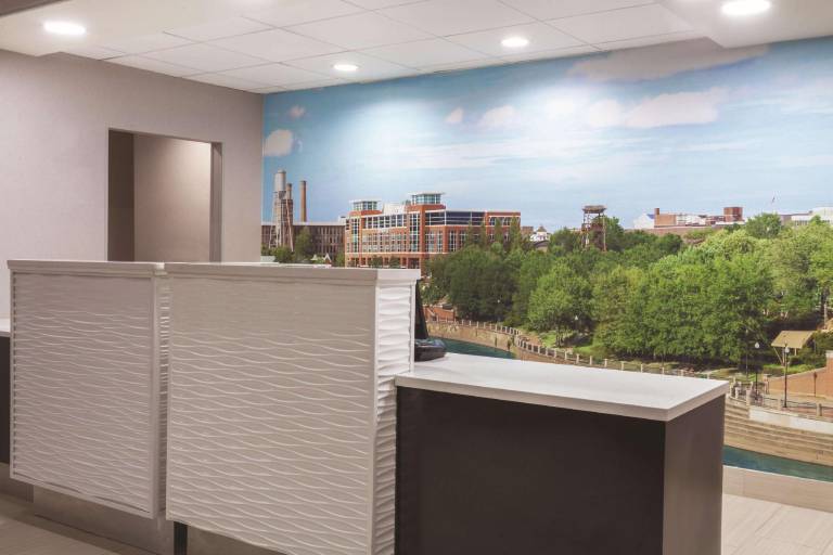 La Quinta Inn & Suites by Wyndham Columbus North — photo 5