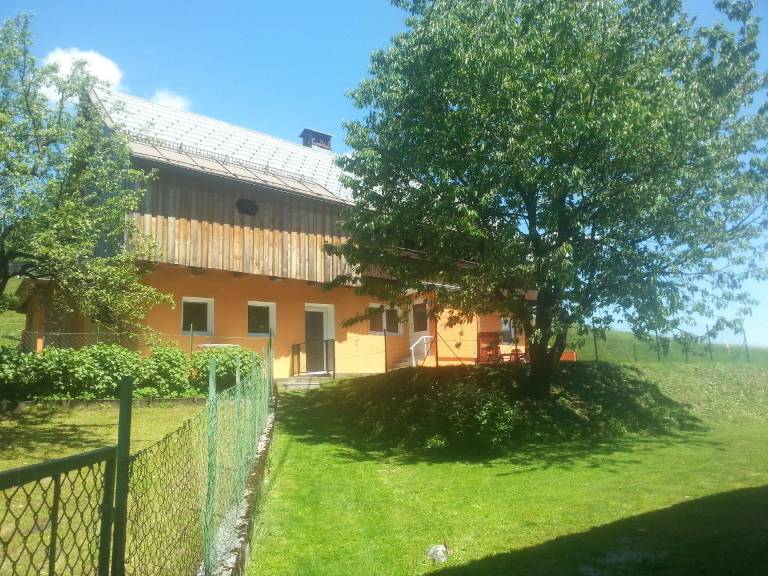 Modernes Ferienhaus in bergiger Lage nahe Kärntner Seelandschaft